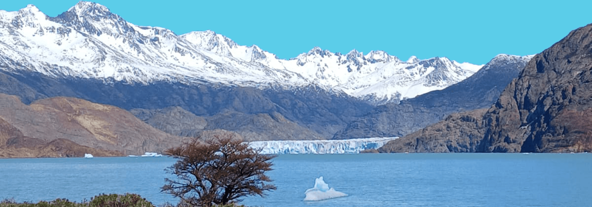 Cordillera nevada con glaciar en la Patagonia